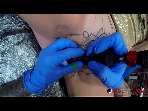 ❤️ Itin tatuiruota karšta Sully Savage gavo tatuiruotę ant savo klitorio ️❌ Dulkinimo video prie lt.pornhills-com.ru ❌️